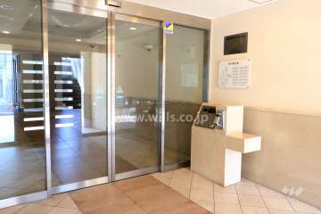 エントランスはオートロック付きです。