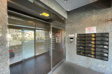 エントランスはオートロック付きです。