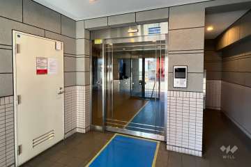 エントランスはオートロック付きです。