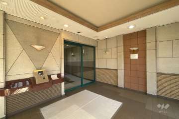 エントランスはオートロック付きです。