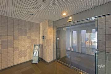 エントランスはオートロック付きです。