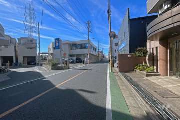 敷地の南側前面道路（東側から）