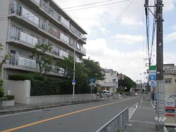 マンションの南側前面道路。二車線のバス通りです。