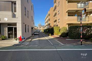 敷地西側の前面道路（南側から）