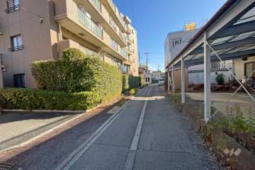 敷地西側の前面道路（北側から）