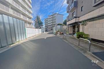 敷地の南側前面道路（東側から）