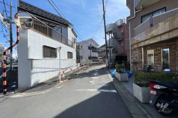 敷地北東側の前面道路（北西側から）