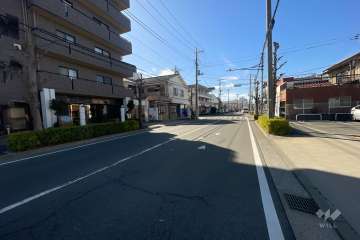 敷地北側の前面道路（東側から）