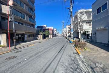 敷地東側の前面道路（南側から）