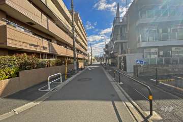 敷地南側の前面道路（西側から）