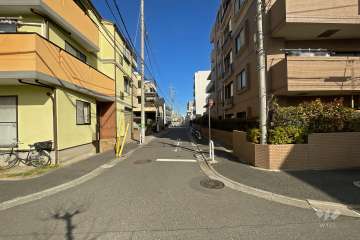 敷地西側の前面道路（南側から）