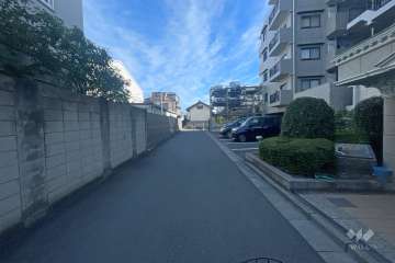 敷地北西側の通路（南西側から）