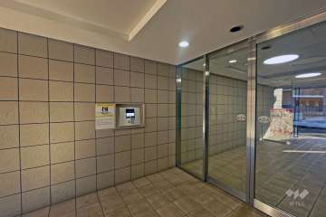 エントランスはオートロック付きです。