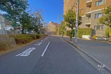 敷地の南東側道路（北東側から）