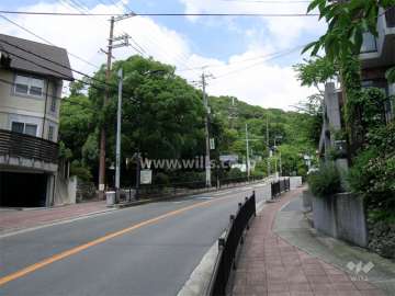 前面道路は二車線のバス通り（すぐ北側は『五月山公園』です）