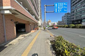 敷地東側の前面道路（南側から）