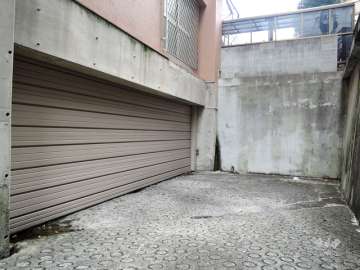 地下駐車場入口（シャッター付き）