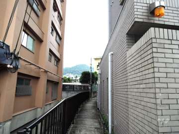 駐輪場、北側の公園への通路