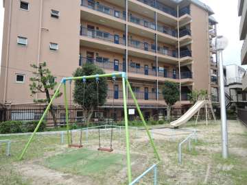 マンションの北側は公園があります。