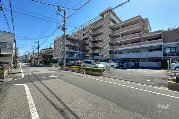 敷地の北東側前面道路（北西側から）