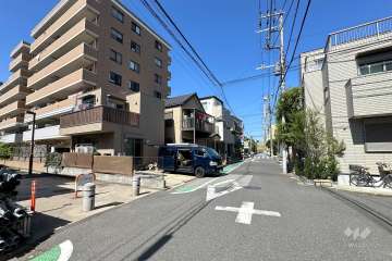 敷地の南東側前面道路（南西側から）