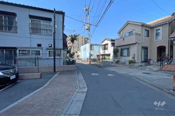 敷地の北側前面道路（東側から）