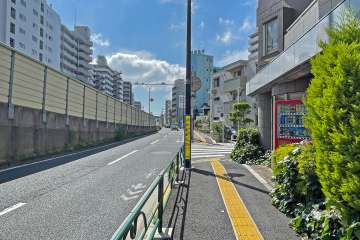 敷地の南側前面道路は環七通りです（東側から）。