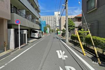 敷地の北側前面道路（西側から）