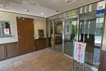 エントランスはオートロック付きです。