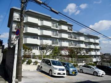 千里山パレスの外観（南西側から）