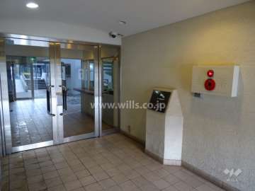 エントランスはオートロック付きです。