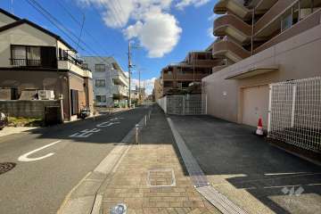 敷地北東側の前面道路（北西側から）