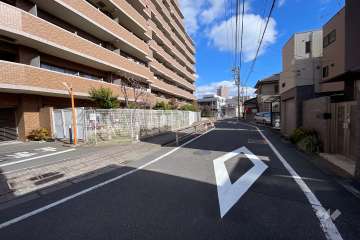 敷地南側の前面道路（西側から）