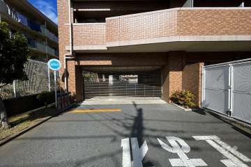 駐車場の出入り口（リングシャッター付き）