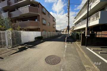 敷地北東側の前面道路（南東側から）