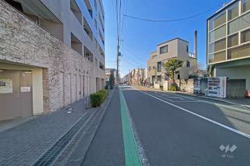 敷地の南側前面道路（西側から）