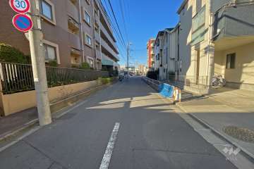 敷地東側の前面道路（南側から）