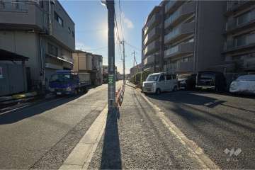 敷地南東側の前面道路（北東側から）