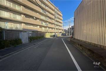 敷地南西側の前面道路（北西側から）