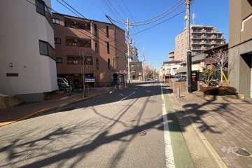 敷地南側の前面道路（東側から）