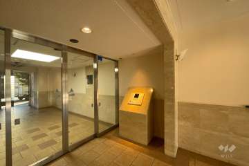 エントランスはオートロック付きです。