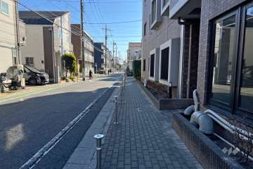 敷地の東側前面道路（北側から）