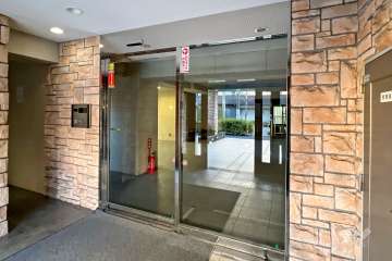 エントランスはオートロック付きです。