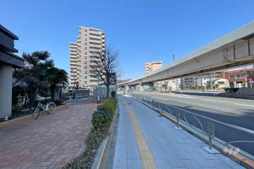 敷地北東側の前面道路（南東側から）