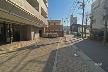 敷地の南側前面道路（西側から）