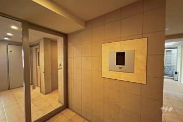 エントランスはオートロック付きです。