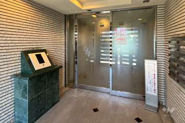 エントランスはオートロック付きです。