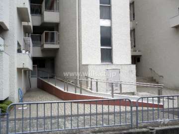 エントランス前にはスロープもあります