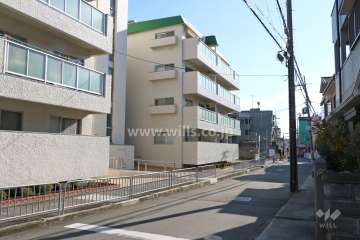 敷地西側の前面道路（北側から）