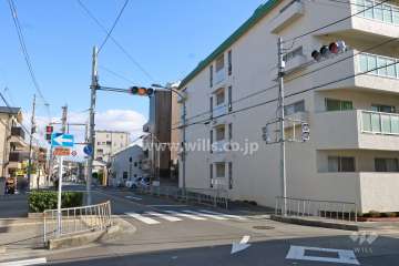 敷地北側の前面道路（西側から）